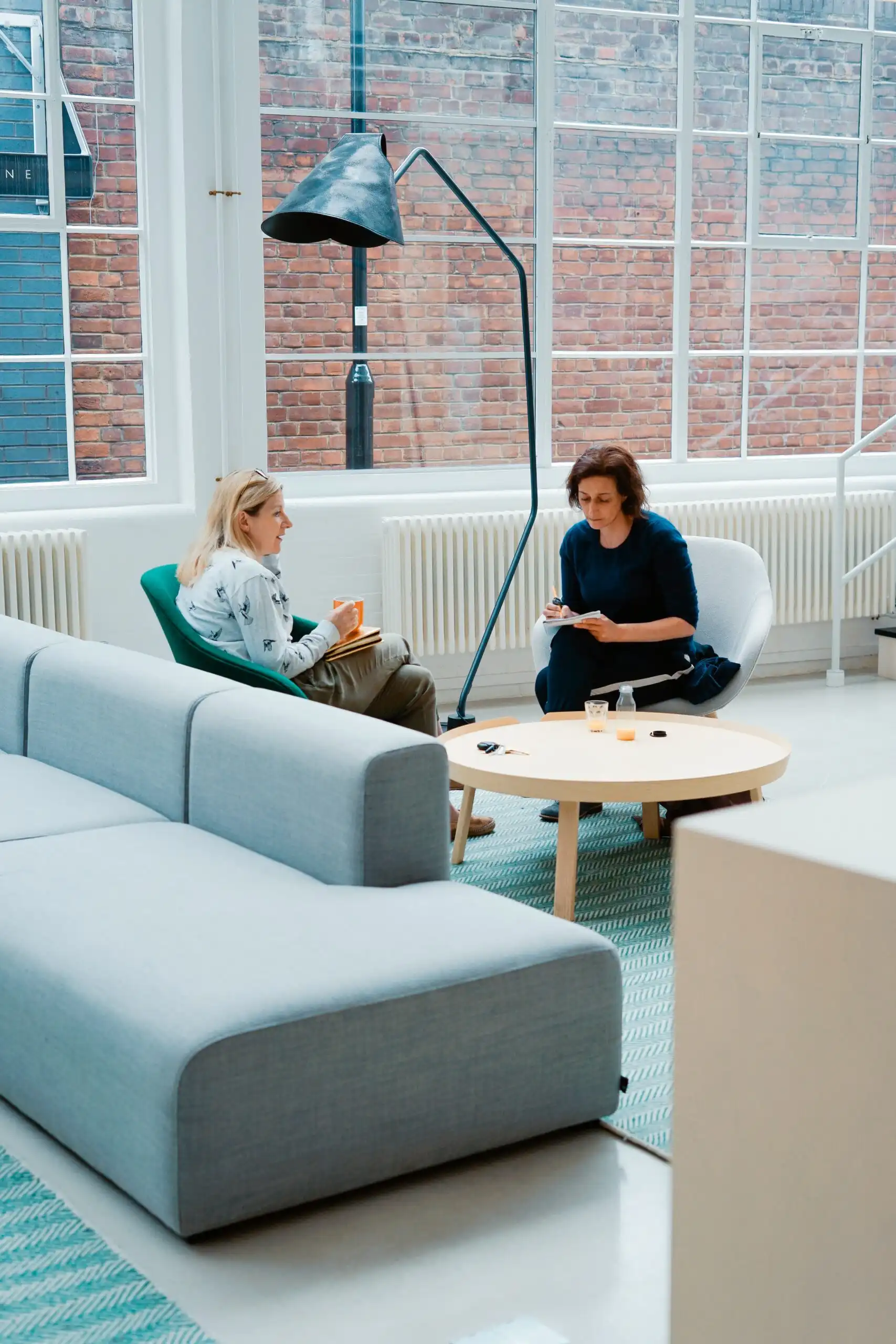 Deux femmes installées sur des fauteuils discutent ensemble dans le cadre d'un bilan de compétences à Lille